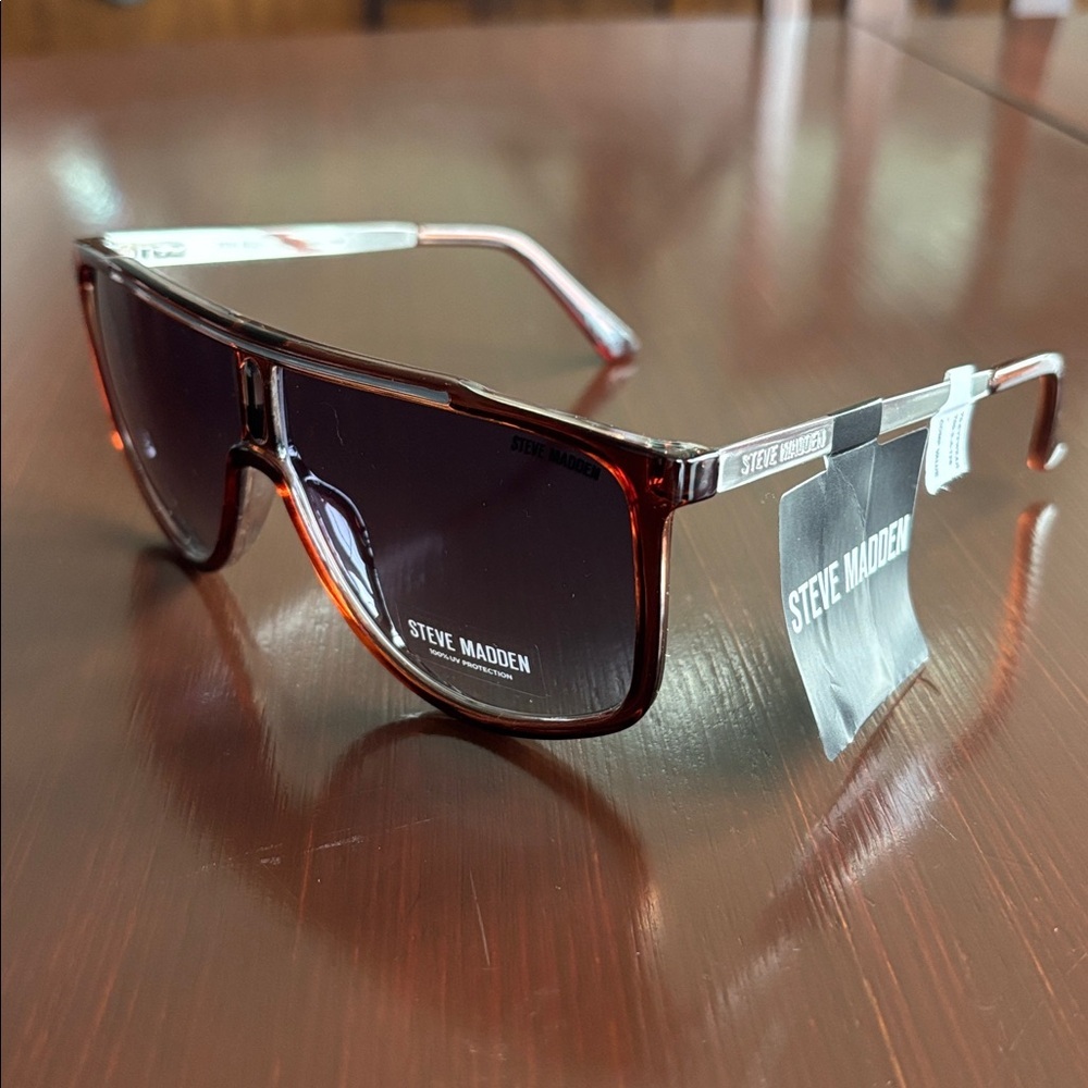 Steve Madden 100% UV protection,tortoise shell frame,silvertone logo arms